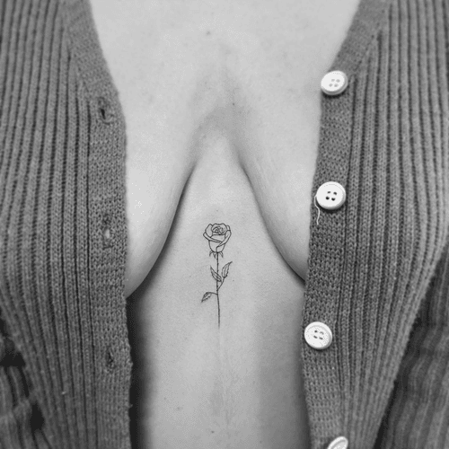 Xăm hình hoa hồng ở ngực cho nữ mini: Biểu tượng của tình yêu, đam mê và vẻ đẹp