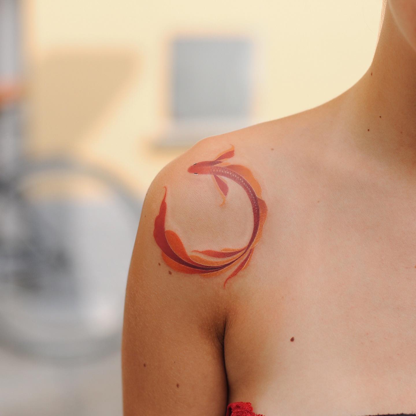 Xăm hình cá koi mini ở ngực cho nữ: Biểu tượng của sự kiên trì và vượt qua khó khăn