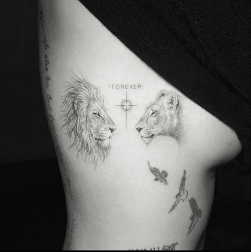 Xăm hình sư tử mini ở ngực cho nữ