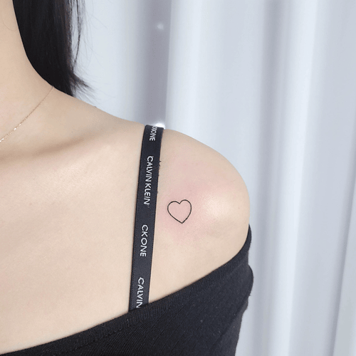 Xăm hình trái tim ở ngực cho nữ mini: Biểu tượng vĩnh cửu của tình yêu