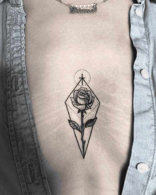 Xăm hình geometric rose ở ngực cho nữ mini: Kết hợp giữa vẻ đẹp tự nhiên và cấu trúc hình học