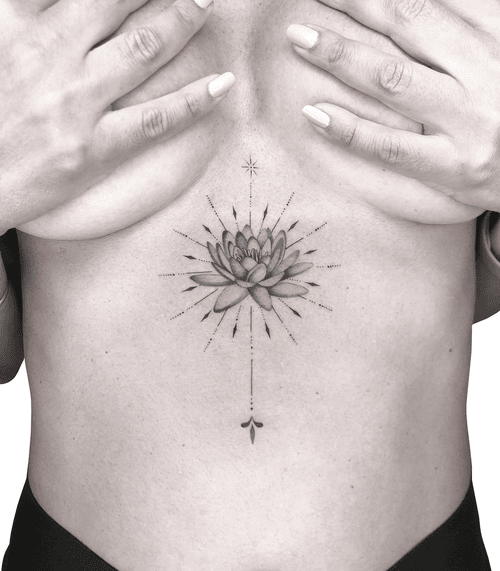 Xăm hình lotus geometric ở ngực cho nữ mini: Hoa sen được thiết kế với các đường nét hình học