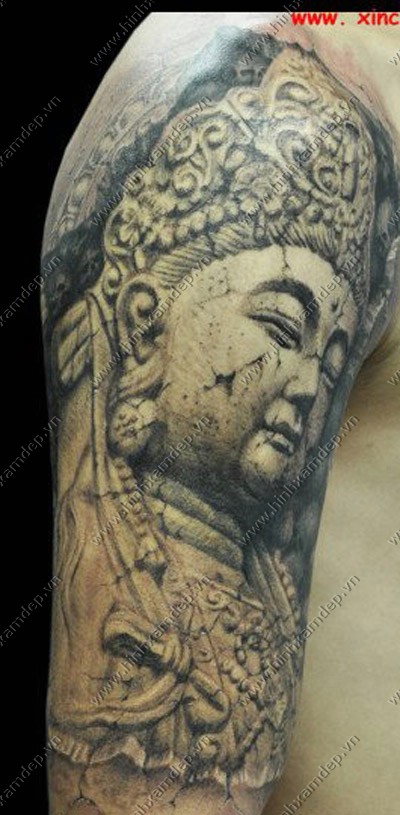 Tattoo bắp tay phật sẽ giúp bạn tìm thấy một cảm giác tự tin, mạnh mẽ và dũng cảm. Với hình xăm phật trên bắp tay, bạn có thể tỏ ra sự tôn kính và niềm tin của mình đến với đức Phật.
