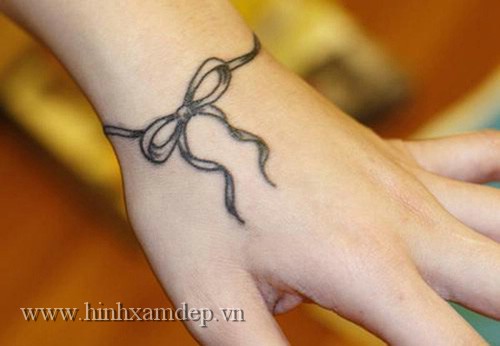 3-hinh-xam-de-thuong-Small-ribbon-tattoo