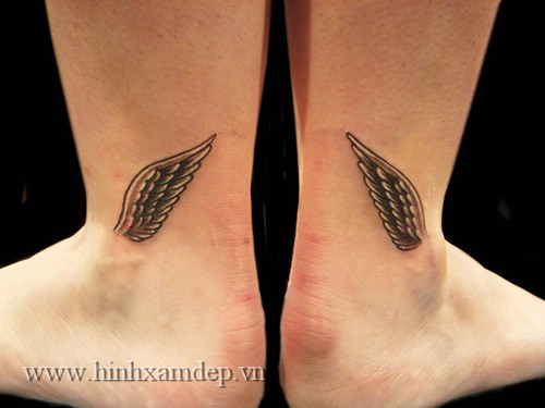 19-hinh-xam-de-thuong-Small-mercury-ankle-wings-tattoo