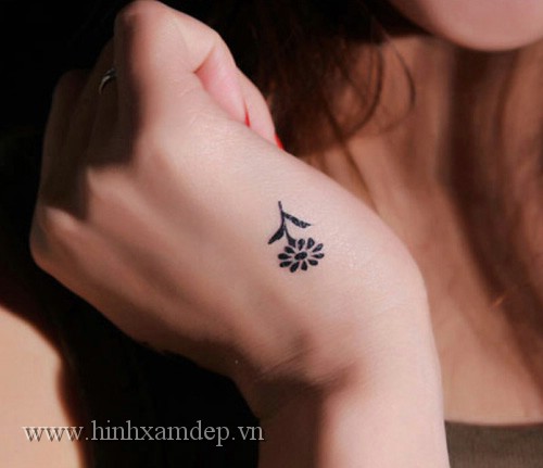 31-hinh-xam-de-thuong-Small-Flower-Tattoo