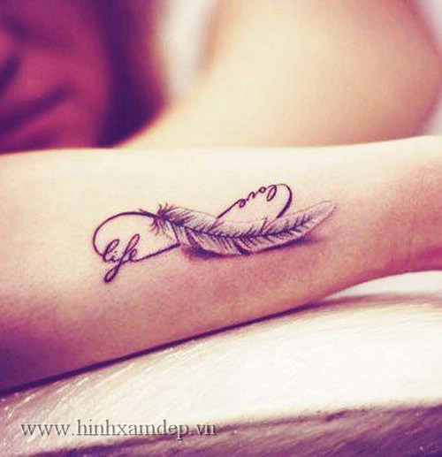 39-hinh-xam-de-thuong-Small-feather-tattoo