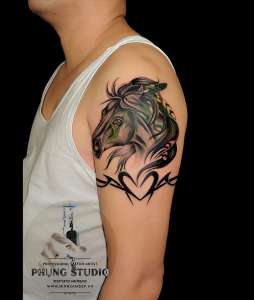Hình xăm mặt ngựa và hoa văn ở tay