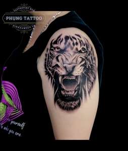 Hình xăm đầu hổ ở bắp tay