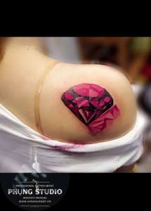 Hình xăm kim cương ở vai cho nữ đẹp