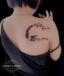 Hình xăm lông vũ ở vai nữ