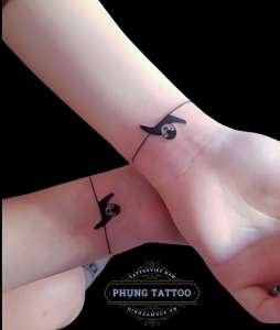 Hình xăm chim cánh cụt ở cổ tay