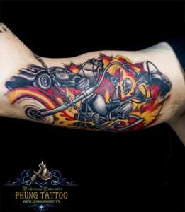 Hình xăm ma tốc độ ở cánh tay trong của nam
