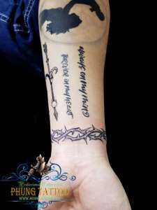 Hình xăm vòng tay thép gai đẹp ở cổ tay